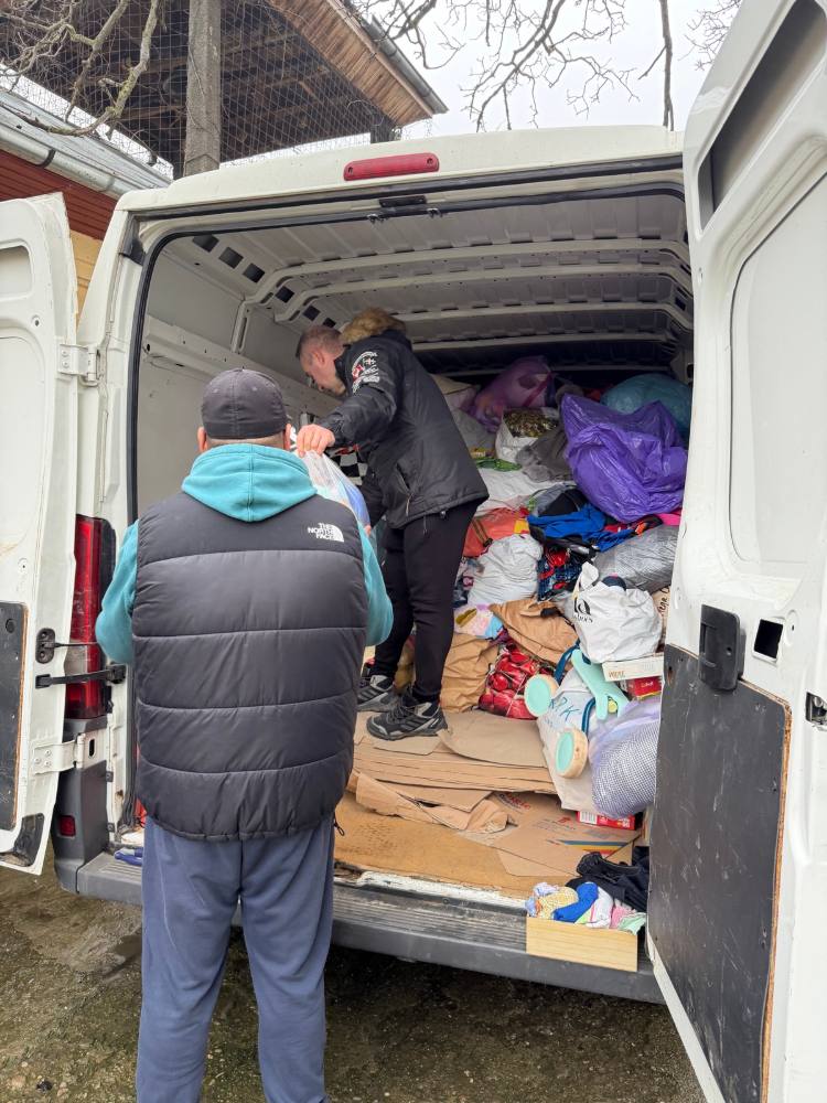 Dubă plină cu pachete, încărcată de voluntari