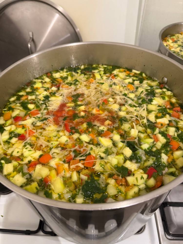 Oală mare cu supă de legume pe foc