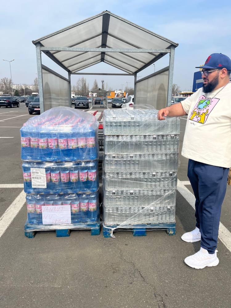 Paleți cu sticle de apă pregătiți pentru împărțit