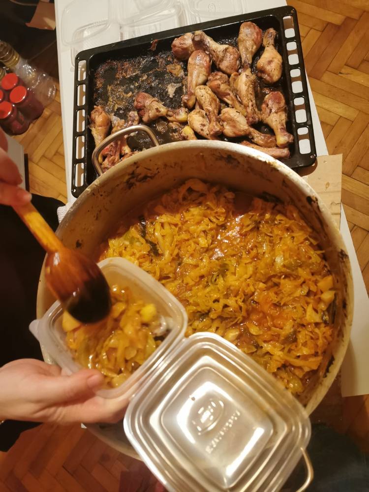 Tavă cu carne și cartofi scoasă din cuptor